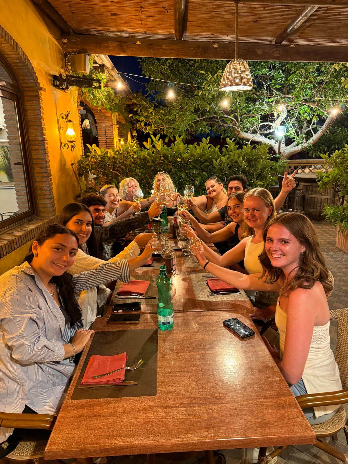 social life at restaurant la casereccia wit guest of the ring hostel in Forio d'ischia