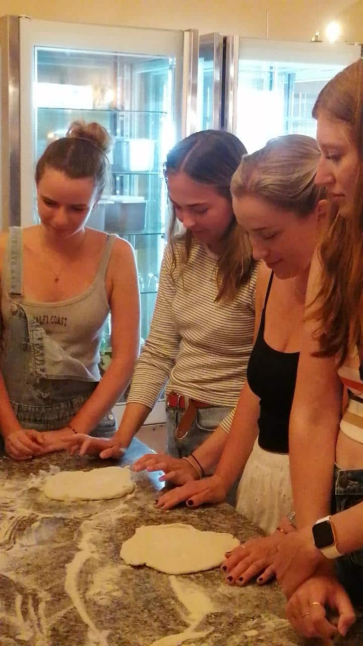 experiences pizza cooking class at la casereccia with guest of ring hostel in Forio d'ischia
